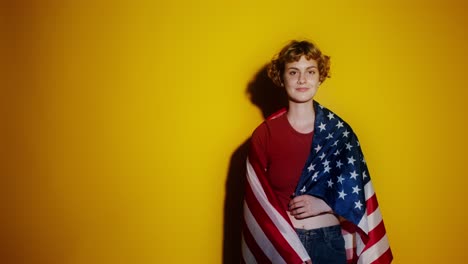 una joven con una bandera estadounidense.