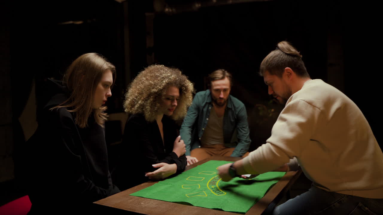 grupo de amigos sentados en sillas en una mesa en casa 1