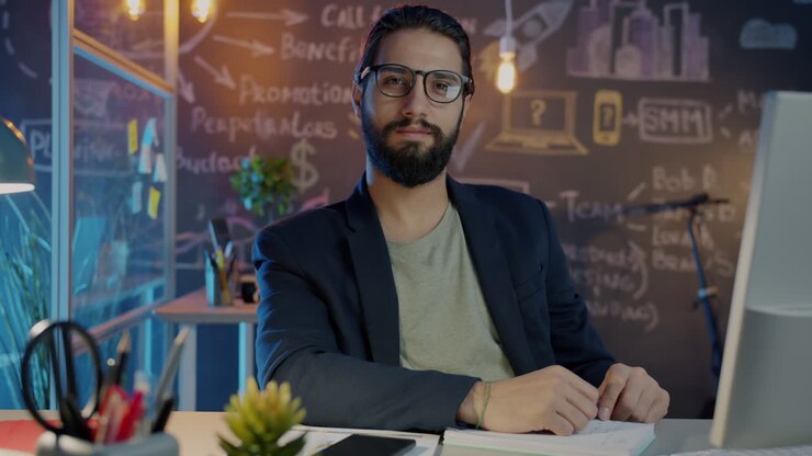 Un uomo d'affari al lavoro in un ufficio moderno