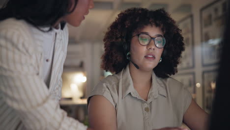 Teamwork,-mentor-and-business-women-on-computer