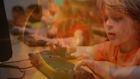animación de humo y círculos sobre feliz niño caucásico usando computadora