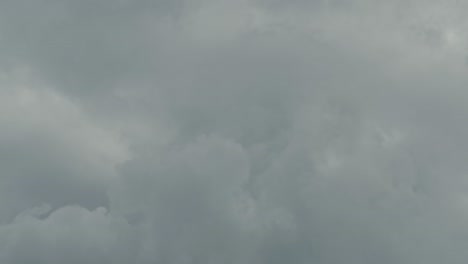 el cielo nublado