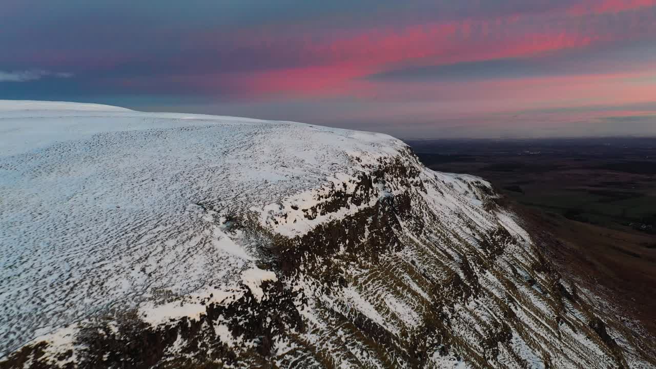 sobrevuelo aéreo 4k de colinas campsie cubiertas de nieve en stirlingshire