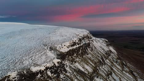 Sobrevuelo-Aéreo-4k-De-Colinas-Campsie-Cubiertas-De-Nieve-En-Stirlingshire