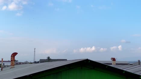chimeneas industriales en el techo de edificios de fábricas que producen humo de la actividad de combustión