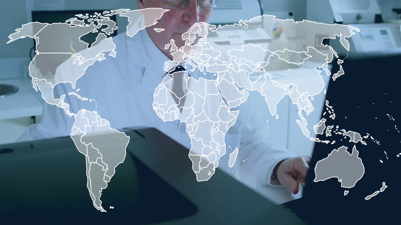 Ricercatore senior che lavora al computer in un laboratorio medico, con una sovrapposizione digitale fluttuante di una mappa del mondo