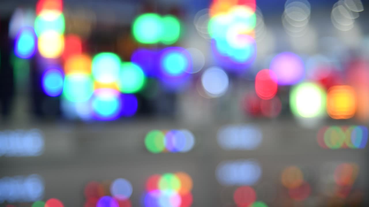 초점을 맞추지 않은 다채로운 공장 비상 조명 배경