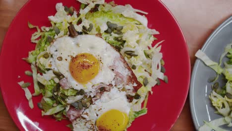 Top-down-view-of-healthy-salad-with-poached-eggs-and-smoked-chilli