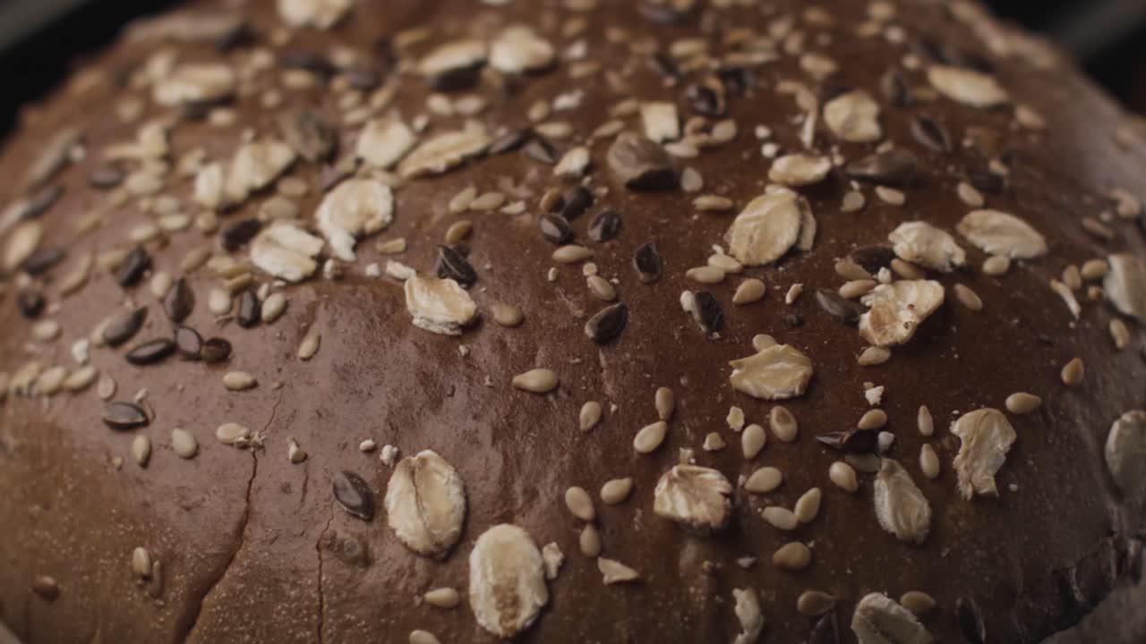 Primo piano di una pagnotta di pane ai semi appena sfornata