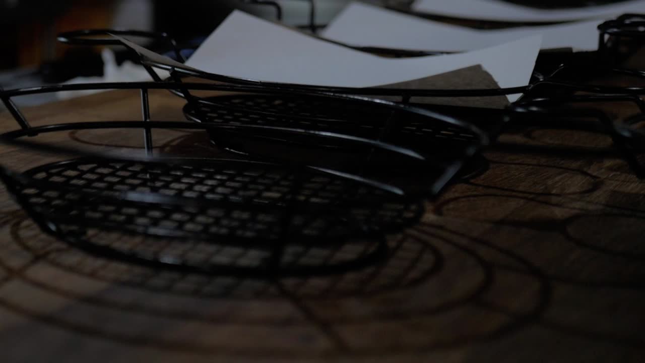 imágenes cercanas de una camarera preparando platos de malla de alambre de la vieja escuela simple en un restaurante de hamburguesas