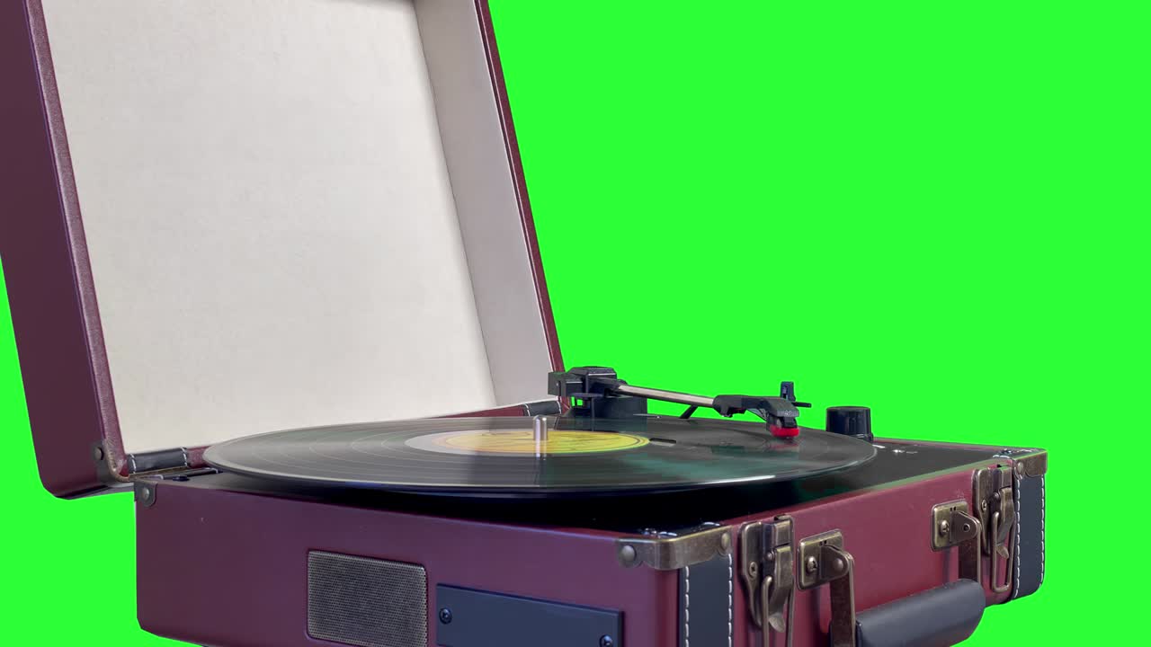 녹색 배경에 고립 된 빈티지 가방 비닐 회전 테이블.