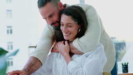 amor, casa pareja y abrazo sorpresa de romántico