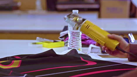 arte en acción: creando camisetas vibrantes con pintura y hilos coloridos