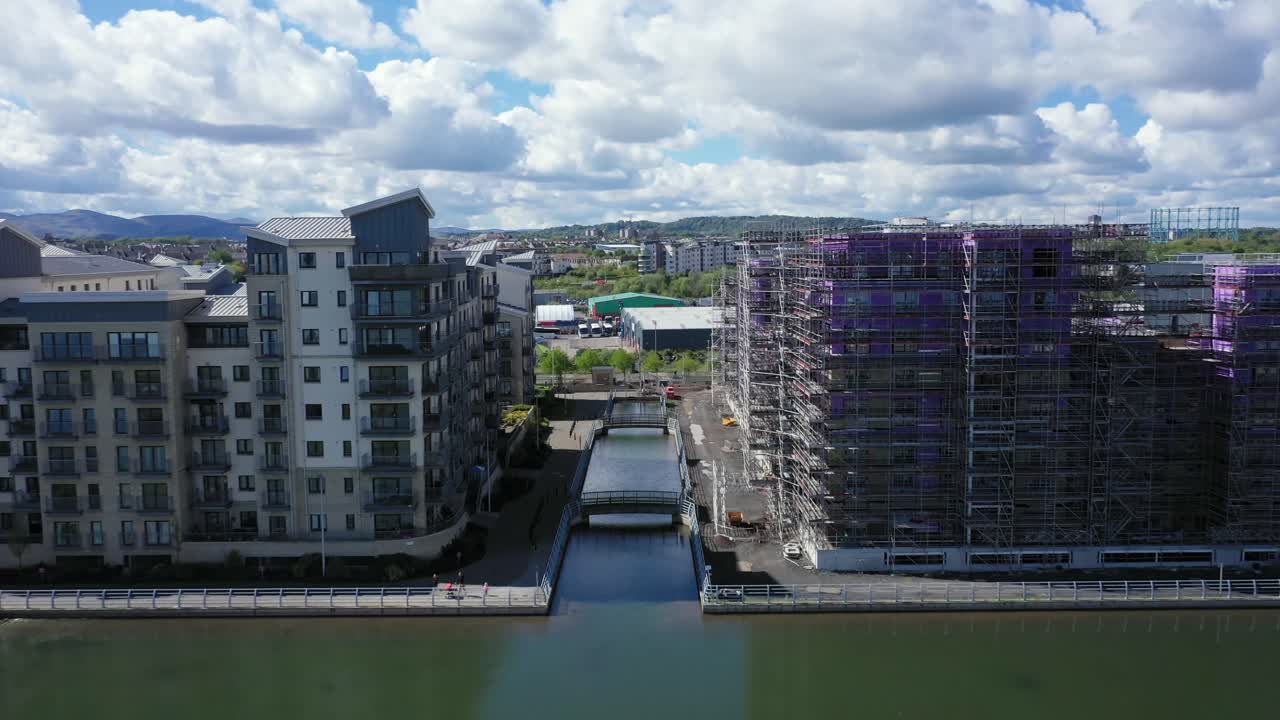 건설 현장에서 두 건물 사이를 비행