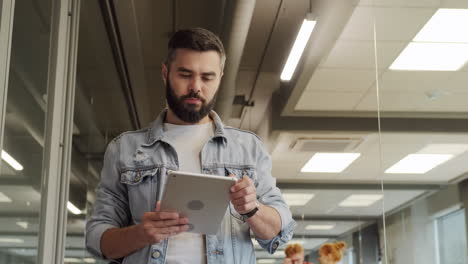 trabajador de oficina serio con tableta digital