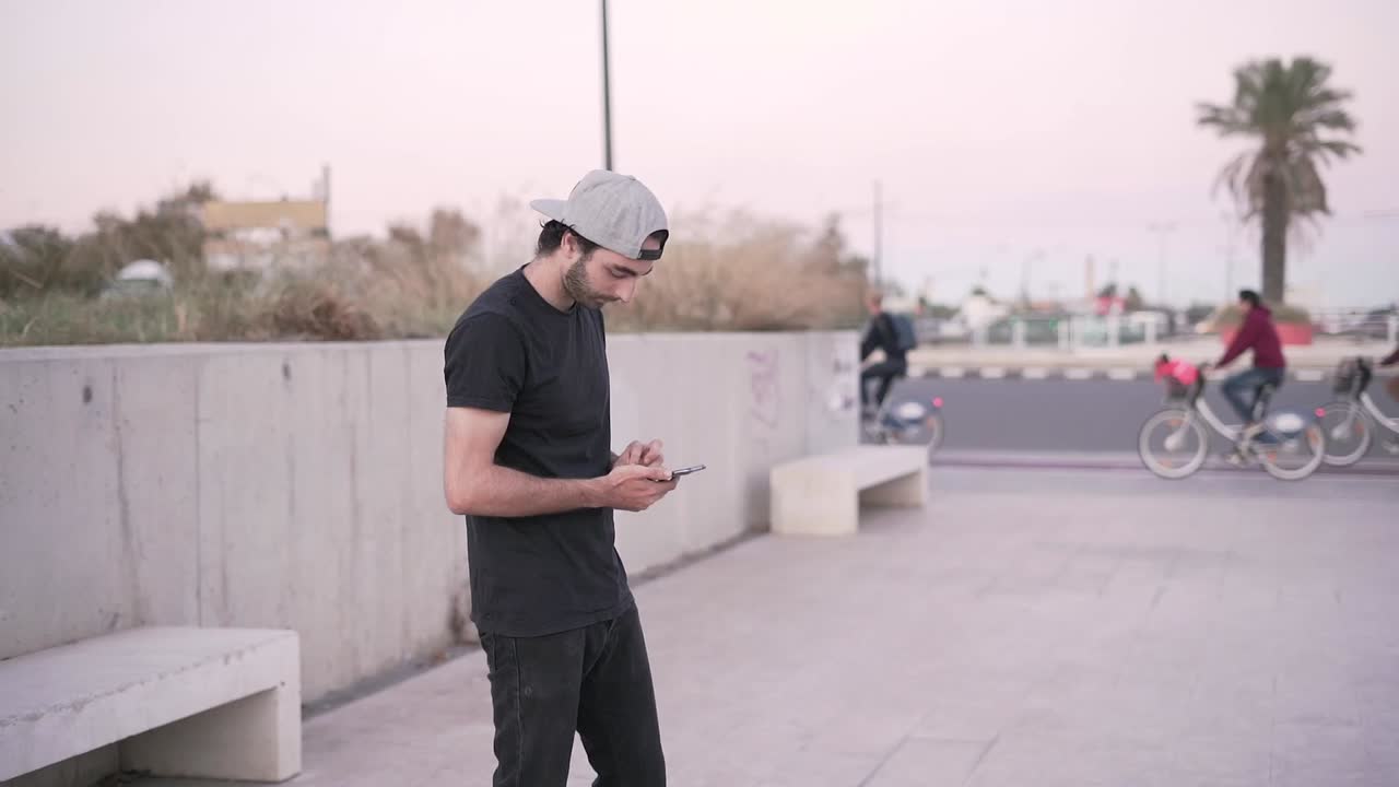 Uomo che fa skateboard in città