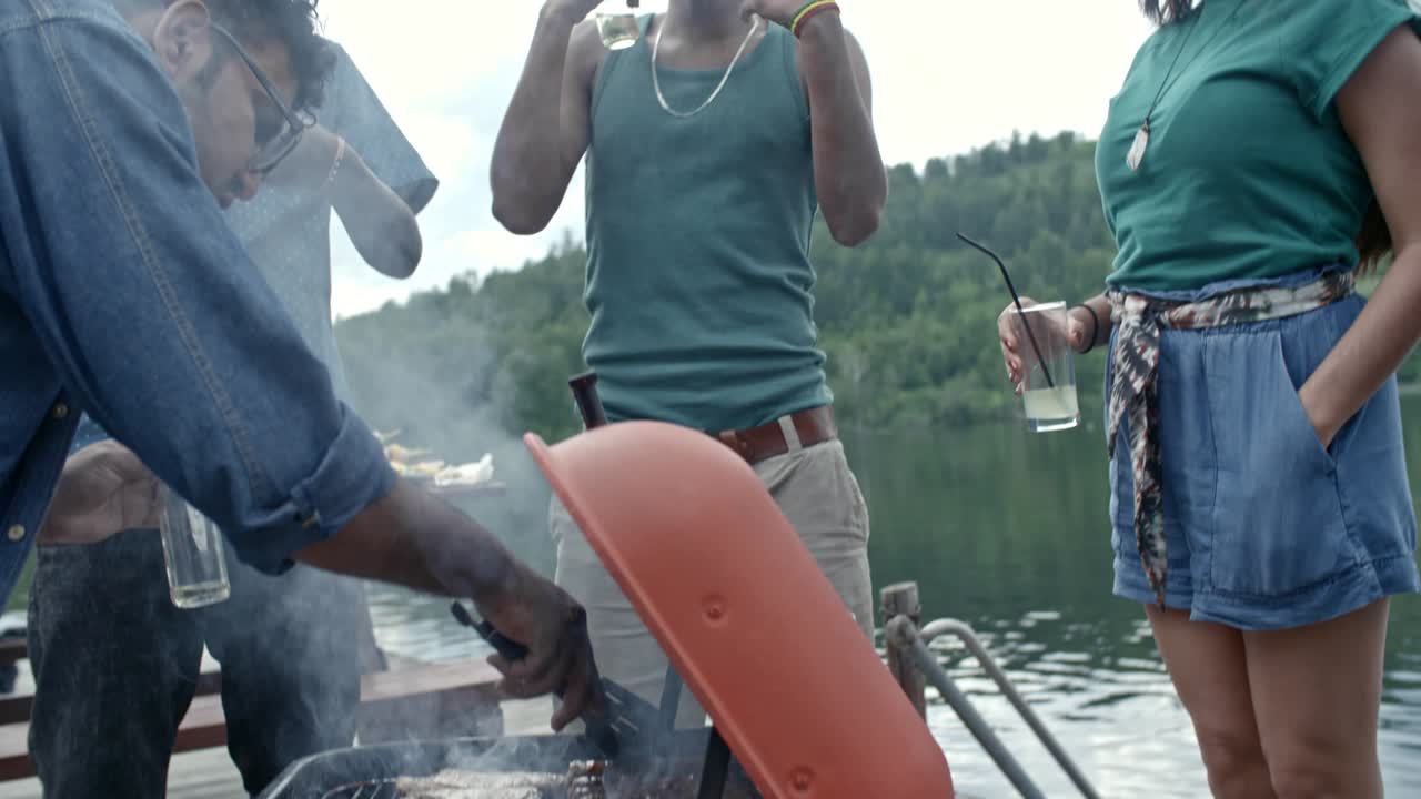 расслабляющееся барбекю с друзьями