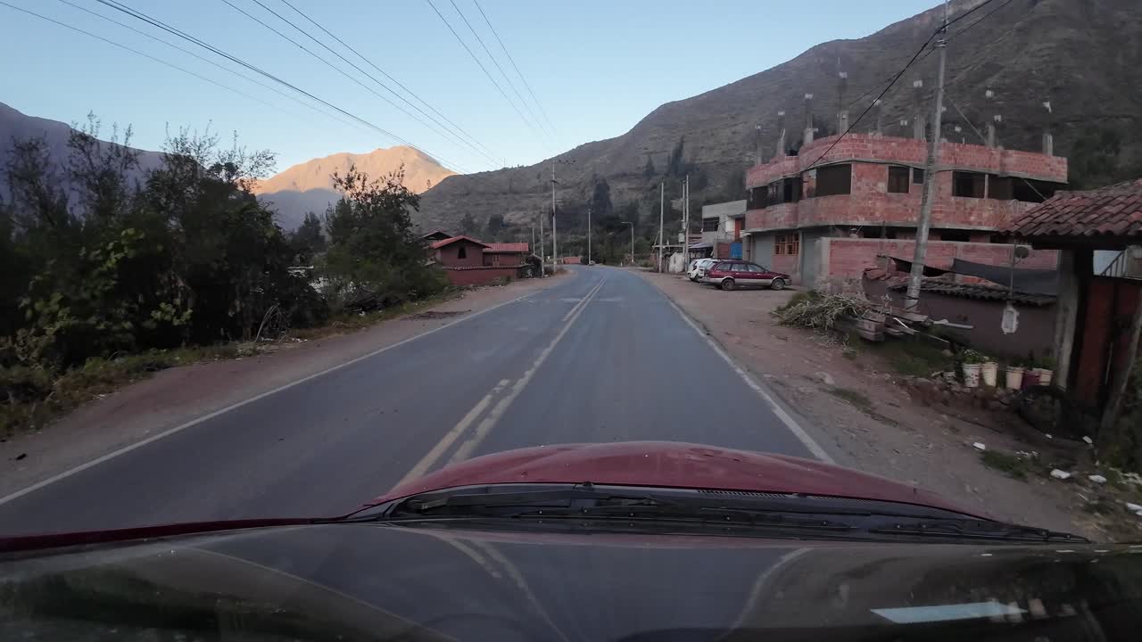 빨간 차, 앞면, 우루 ⁇ 바, 성스러운 계곡으로 가는 고속도로에서 운전