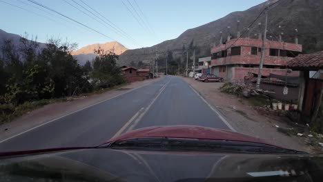 coche rojo, vista delantera, conduciendo en la carretera a urubamba, valle sagrado