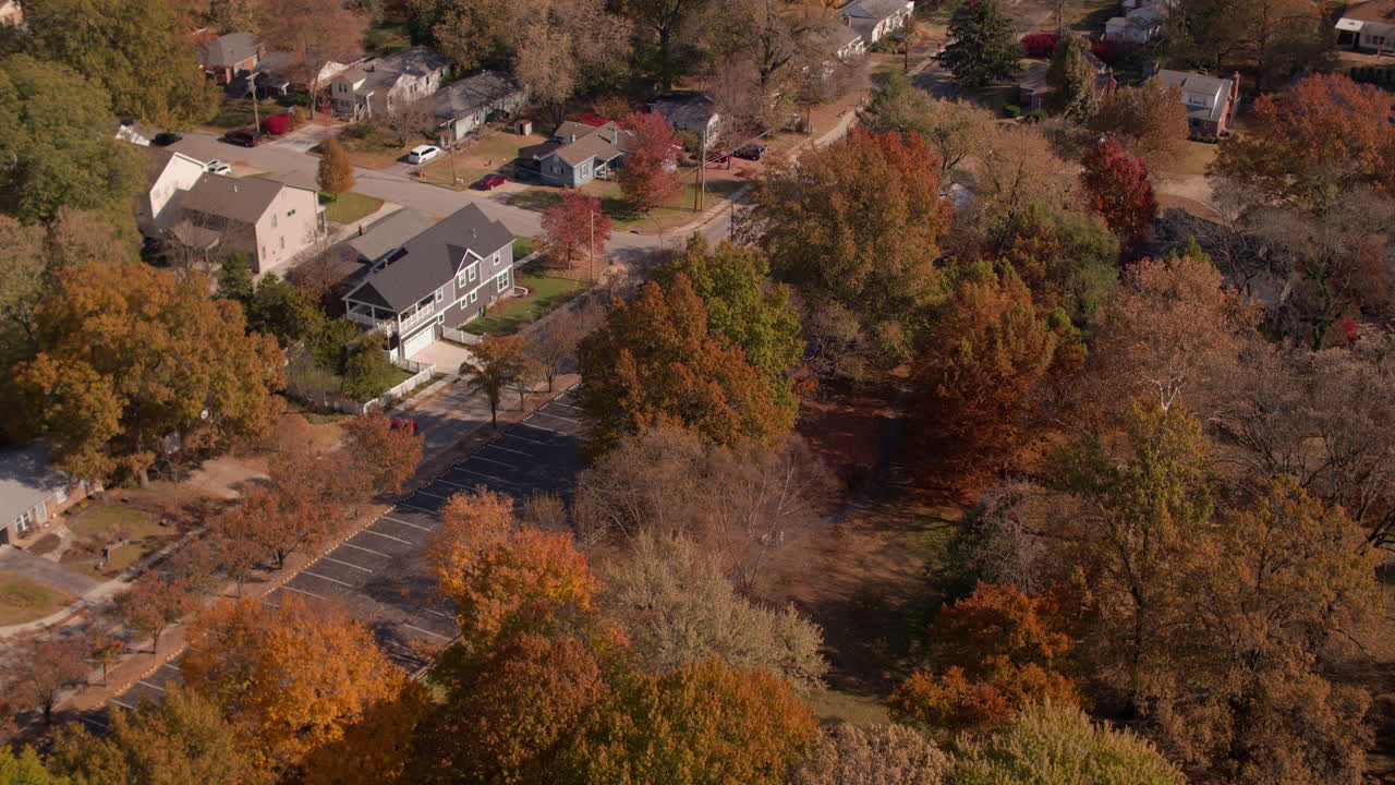 paso elevado bonitas casas y calle con árboles en otoño en st