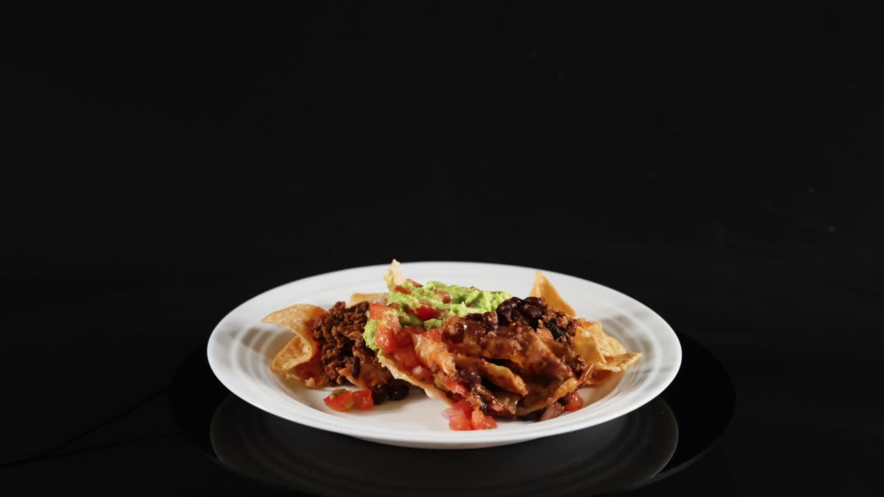 토핑 을 넣은 나초 의 접시