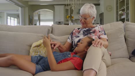 Familia-Pasando-Tiempo-Juntos-En-Casa