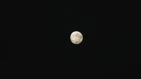 luna en un día nublado