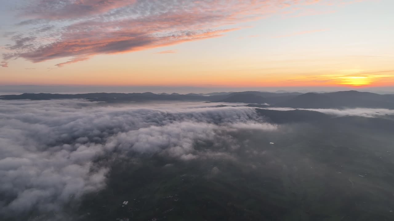 구름 위의 미친 일몰보기
