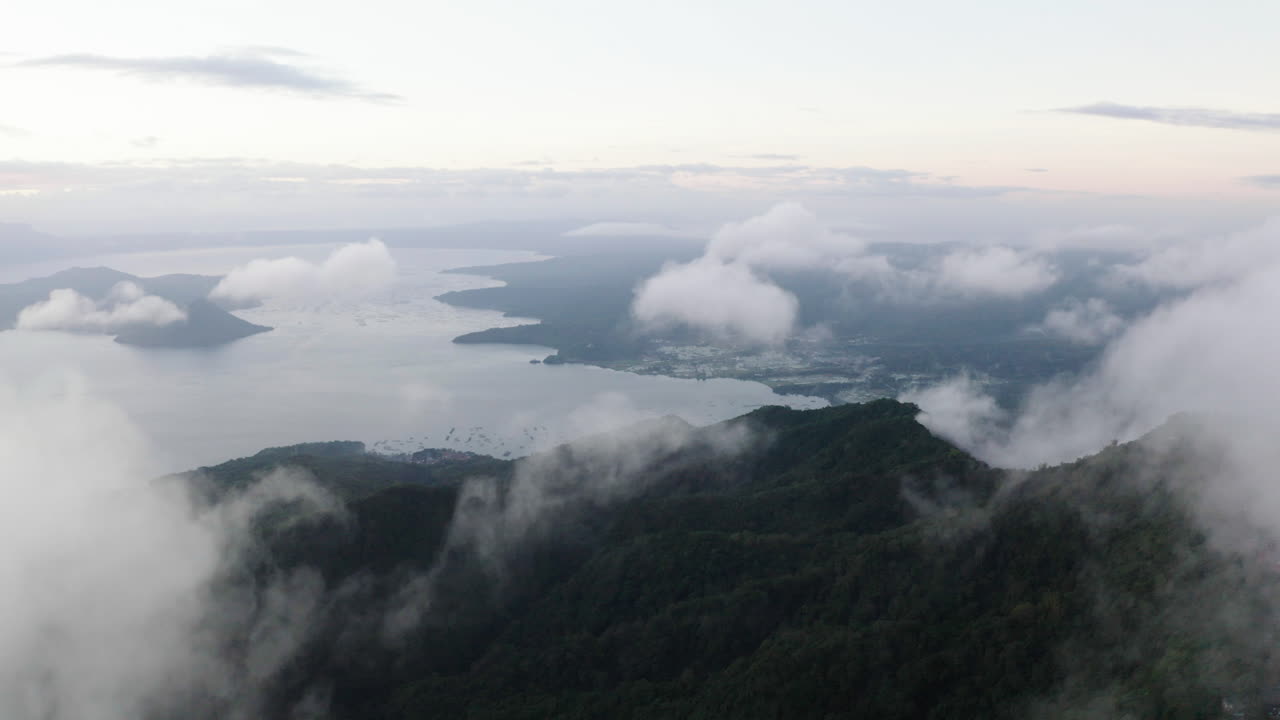 타가타이 풍경 위 의 구름 을 통해 공중 에서 찍은 사진