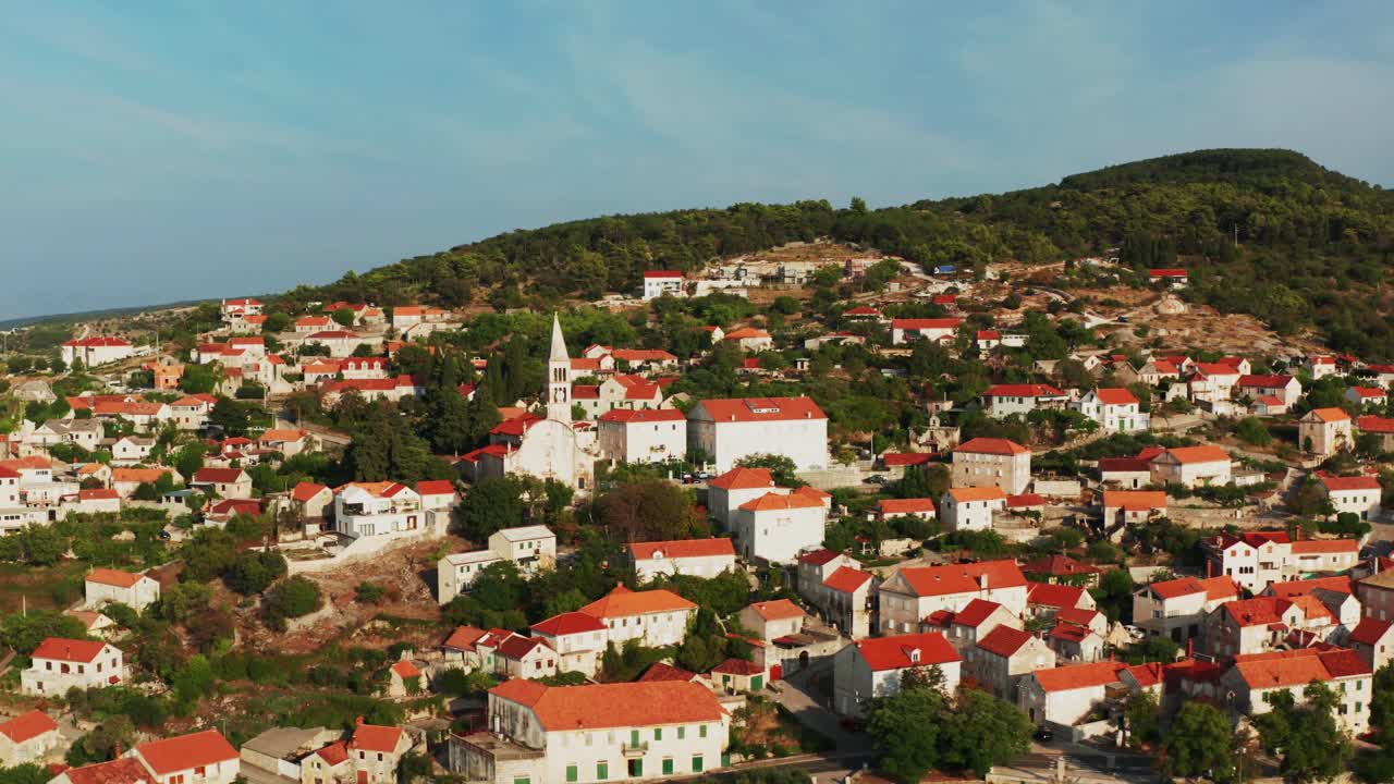 Vista panoramica di Nerezisce con caratteristiche case in pietra bianca e tetti in terracotta sull'isola di Brač, Croazia. Panoramica a destra