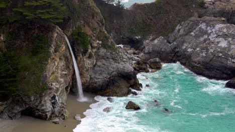 Mcway-Falls,-Der-California-Pacific-Coast-Highway-Im-Zeitigen-Frühjahr