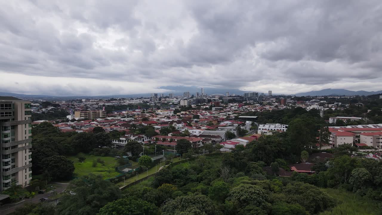 Ripresa cinematografica con drone che vola verso la città di San Jose, Costa Rica