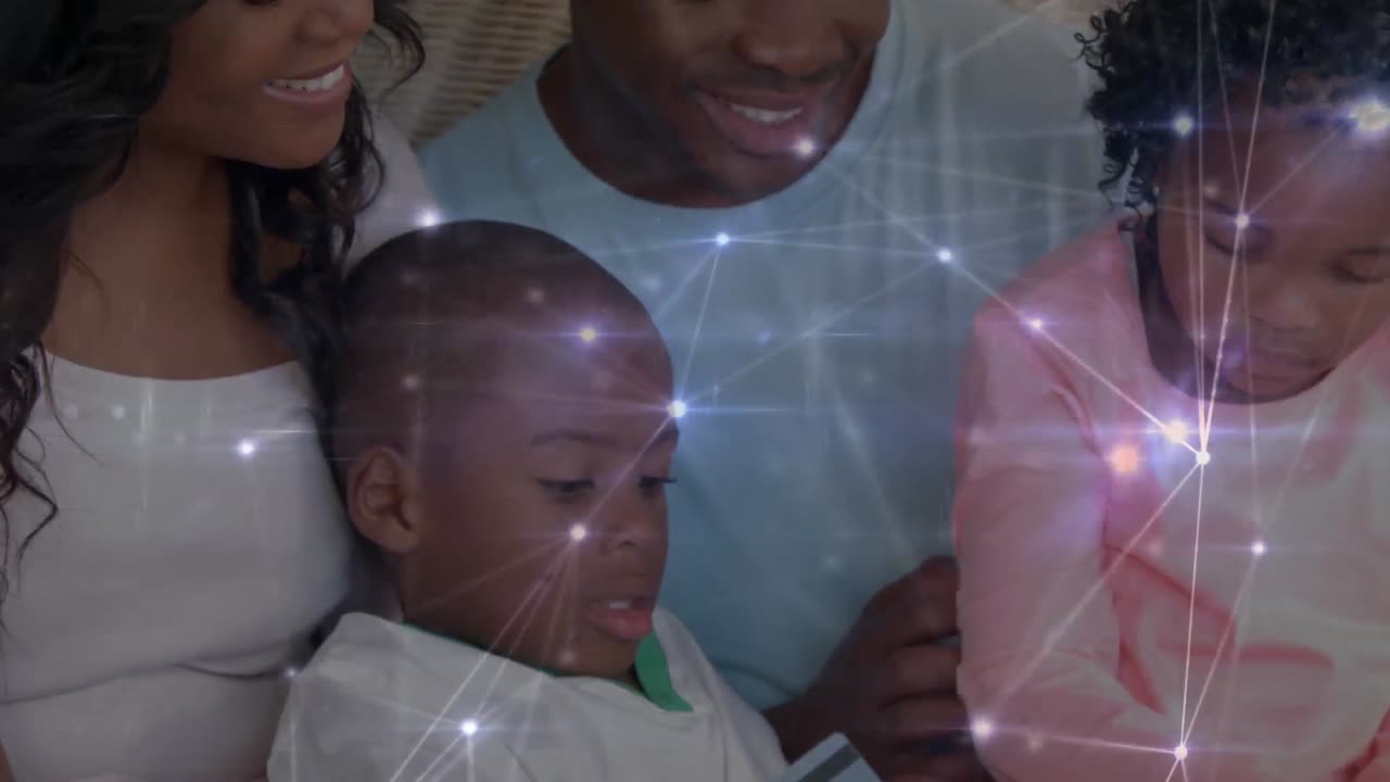 familia caucásica en distanciamiento social comprando en línea en casa