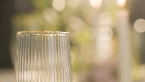 cerrar el vidrio con borde de oro en la mesa para la comida en la recepción de la boda