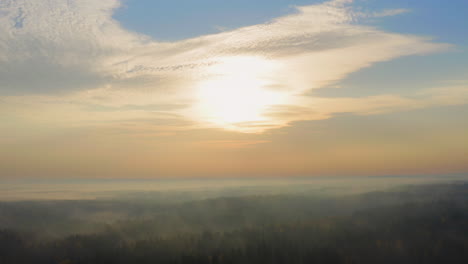 Drohnenaufnahme-Der-Weiten,-Nebligen-Wildnis-Im-Morgengrauen