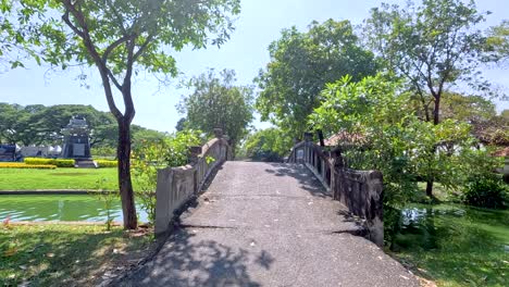 puente de piedra en un parque