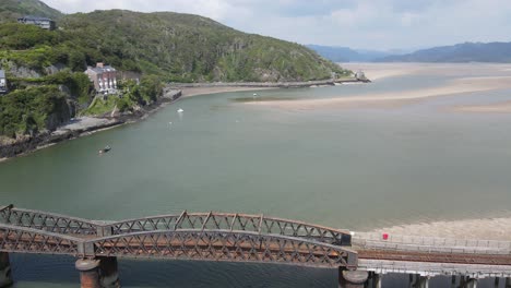 Barmouth-Eisenbahnbrücke-Nordwales,-Britische-Küstenstadt-Luftaufnahmen