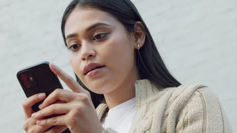 Feliz,-Teléfono-Y-Mujer-Enviando-Mensajes-De-Texto