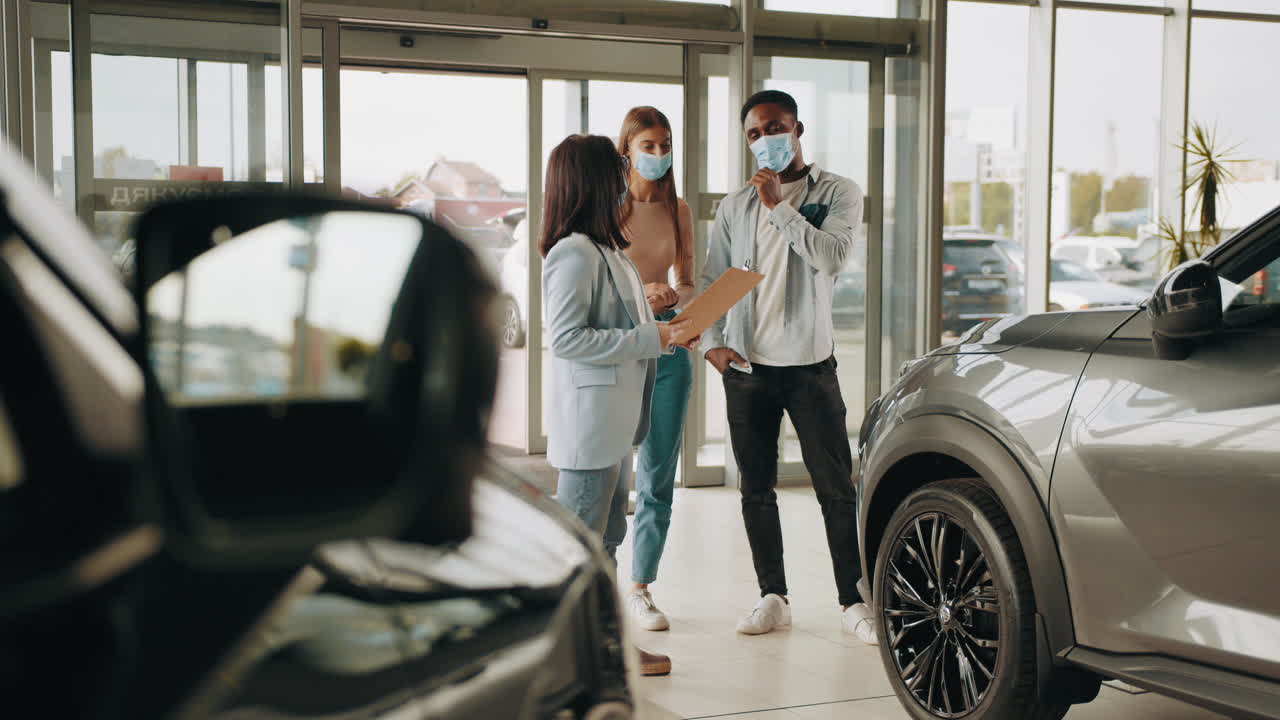 clientes de concesionarios de automóviles discutiendo la compra