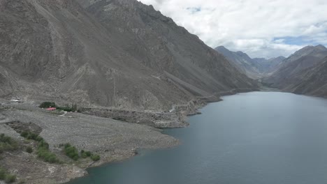 drone orbital disparado sobre el lago sadpara con agua azul cristalino y cielos hermosos