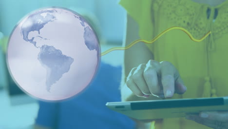 animación del globo con flecha amarilla procesamiento de datos sobre la persona que usa la tableta