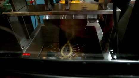 mirando la máquina mientras se cocina la comida