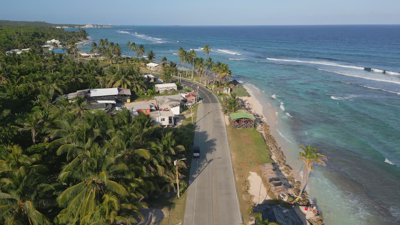 Ripresa aerea di una strada costiera vicino ai Caraibi