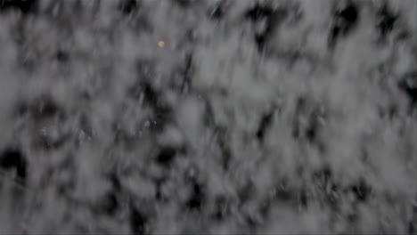 grandes copos de nieve girando durante una fuerte caída de nieve en la noche
