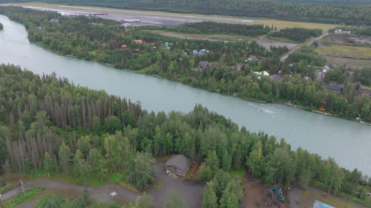 imágenes aéreas del río kenai en soldotna, alaska.