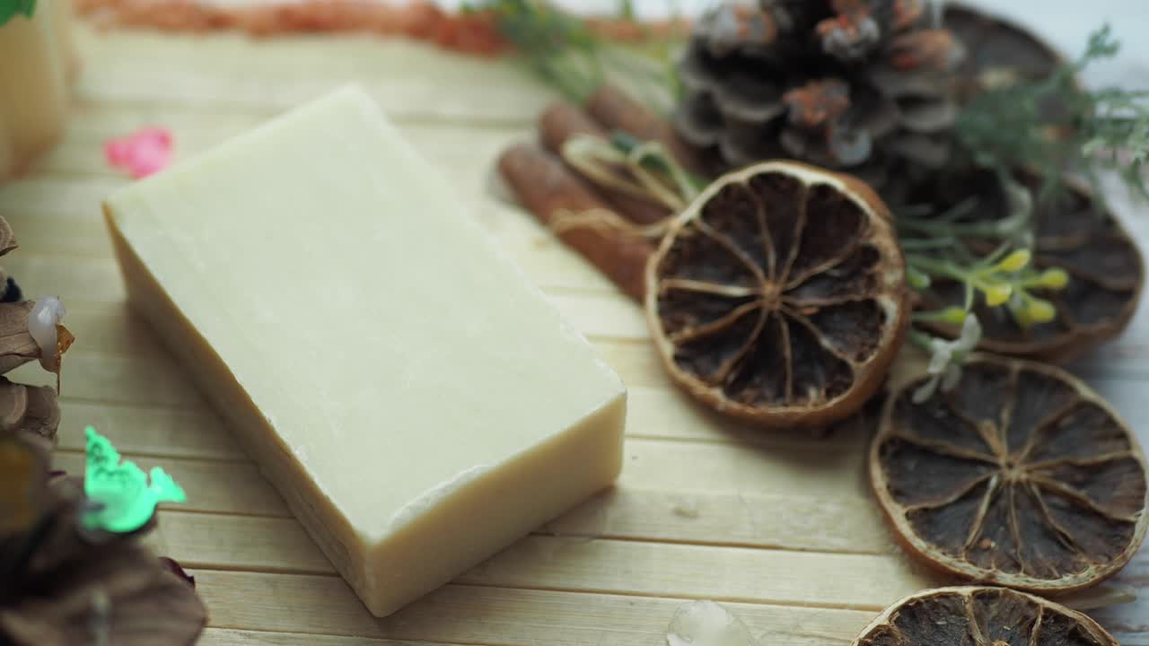 크리스마스 장식품과 함께 자연 손으로 만든 비누