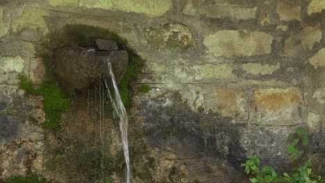fuente de piedra con agua fría ubicada en el tranquilo pueblo de montaña de dardha en albania