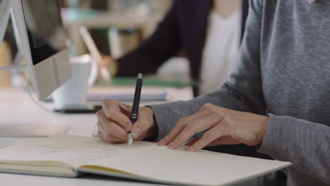 manos de una mujer de negocios escribiendo usando el teclado de una computadora inalámbrica escribiendo tomando notas intercambiando ideas creativas en el escritorio de la oficina