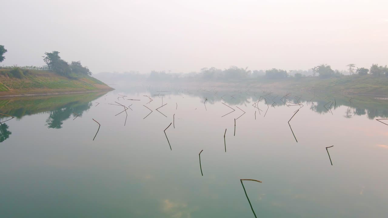 niebla niebla espeluznante río surma, baja antena aérea, hacia atrás, niebla de bangladesh