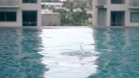 Schlankes-Mädchen-Im-Bikini-Schwimmt-Im-Pool-Auf-Dem-Hoteldach-In-Zeitlupe